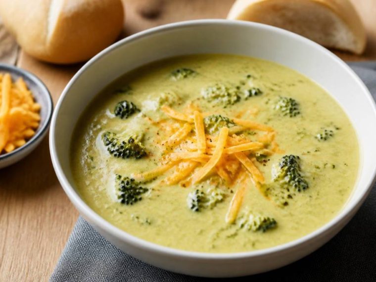 Soupe brocolis cheddar : une recette crémeuse et réconfortante