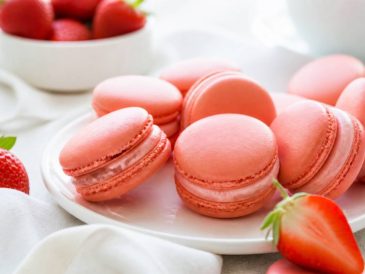 Recette macarons à la fraise : des coques délicates et une garniture fruitée