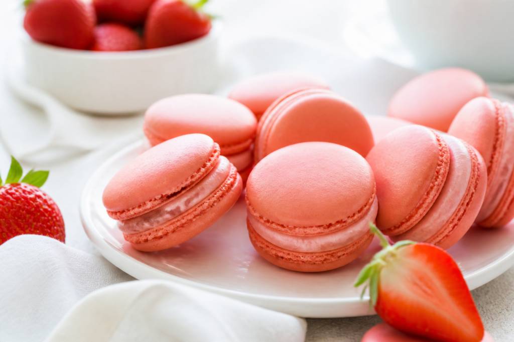 Recette macarons à la fraise : des coques délicates et une garniture fruitée