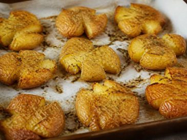 Pommes de terre tapées : la recette croustillante au four