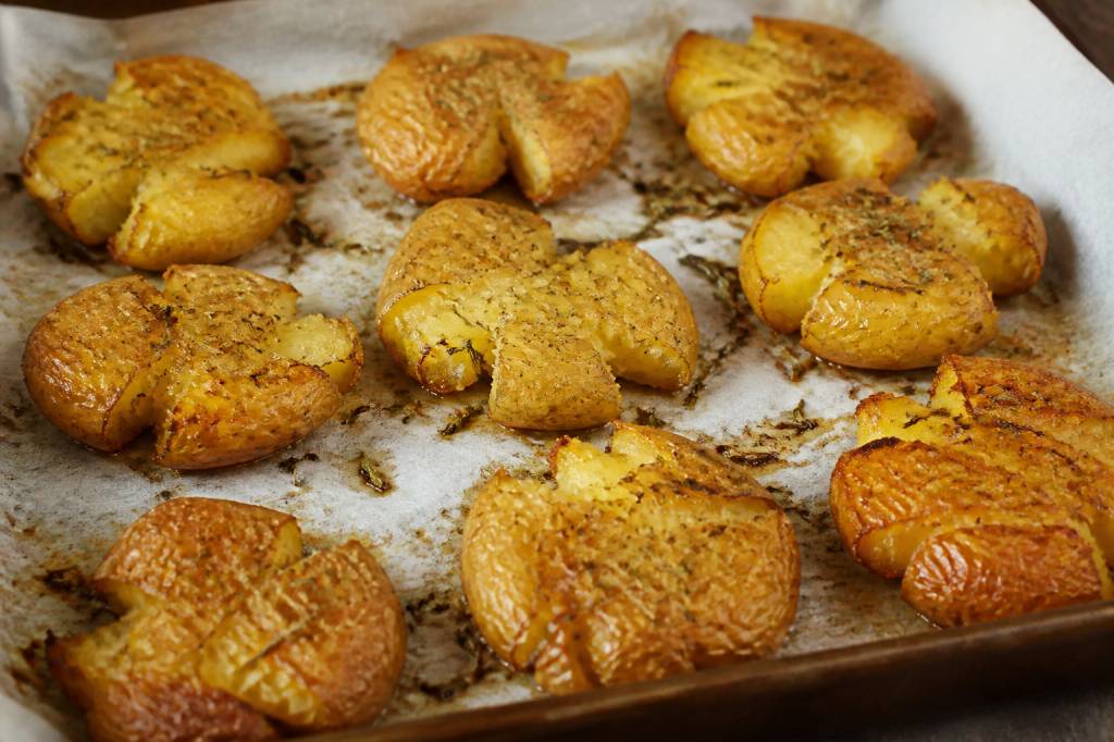 Pommes de terre tapées : la recette croustillante au four