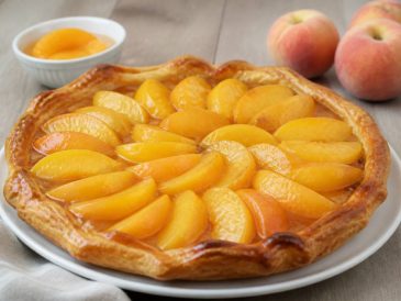 Tarte aux pêches au sirop pâte feuilletée : une recette rapide et croustillante