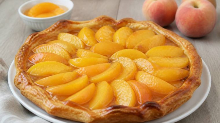 Tarte aux pêches au sirop pâte feuilletée : une recette rapide et croustillante