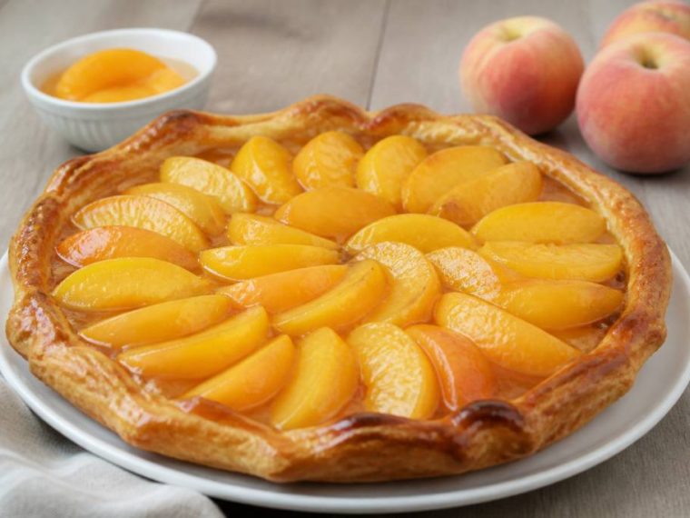 Tarte aux pêches au sirop pâte feuilletée : une recette rapide et croustillante