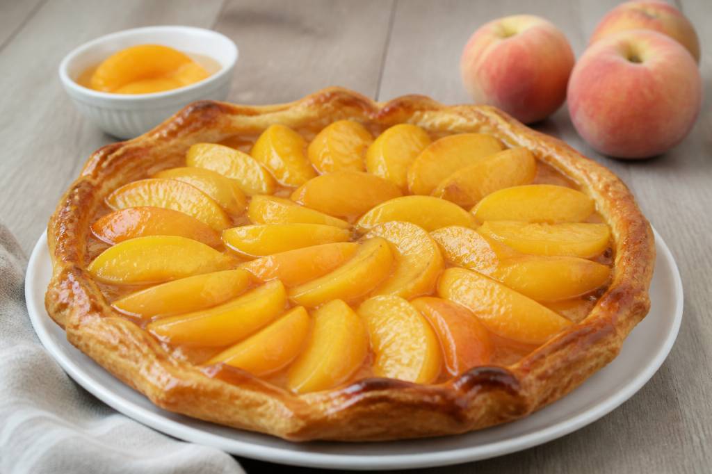 Tarte aux pêches au sirop pâte feuilletée : une recette rapide et croustillante
