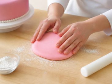 Comment faire de la pate a sucre pour décorer un gâteau maison