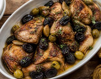 Poulet marbella Ottolenghi : la recette méditerranéenne aux pruneaux